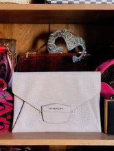 Carica l'immagine nel visualizzatore di Gallery, GIVENCHY CLUTCH