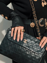 Carica l'immagine nel visualizzatore di Gallery, CHANEL VINTAGE SHOULDER BAG