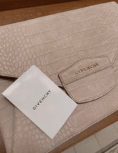 Carica l&#39;immagine nel visualizzatore di Gallery, GIVENCHY CLUTCH
