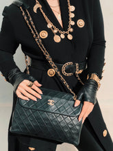 Carica l&#39;immagine nel visualizzatore di Gallery, CHANEL VINTAGE SHOULDER BAG
